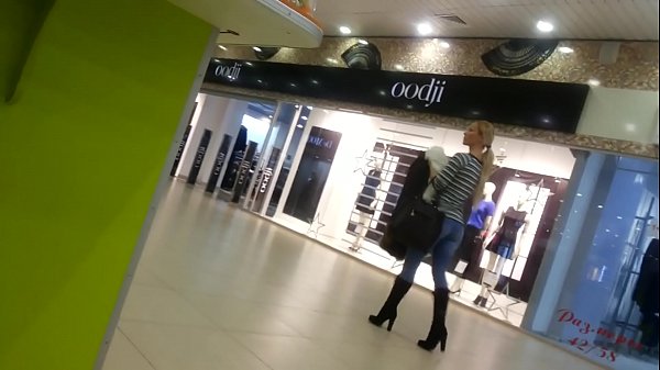 Tama'i mālū i le supamaketi.